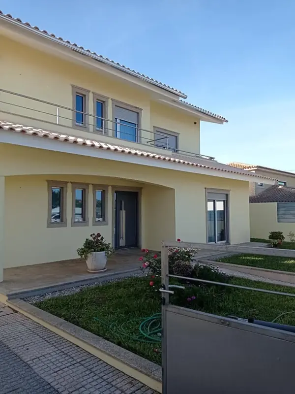 Frente de moradia com a fachada amarela renovada