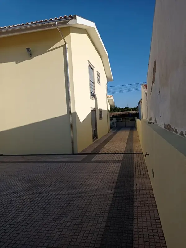 Lateral da moradia e muro recuperados e pintados