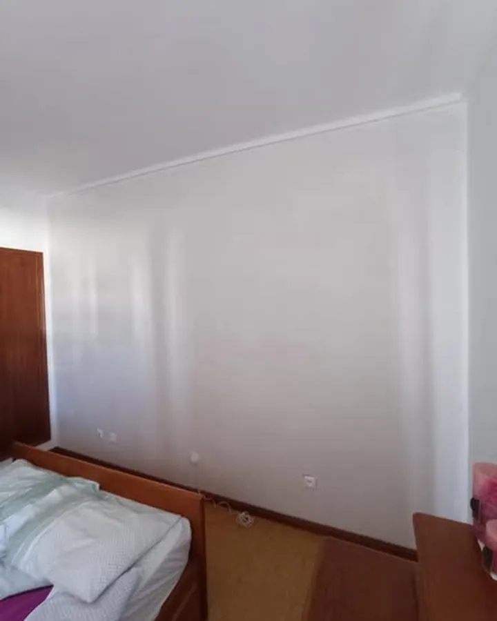Quarto com a parede lisa e branca antes da pintura