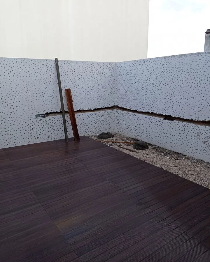 Terraço com o deck assente e as paredes ainda por revestir